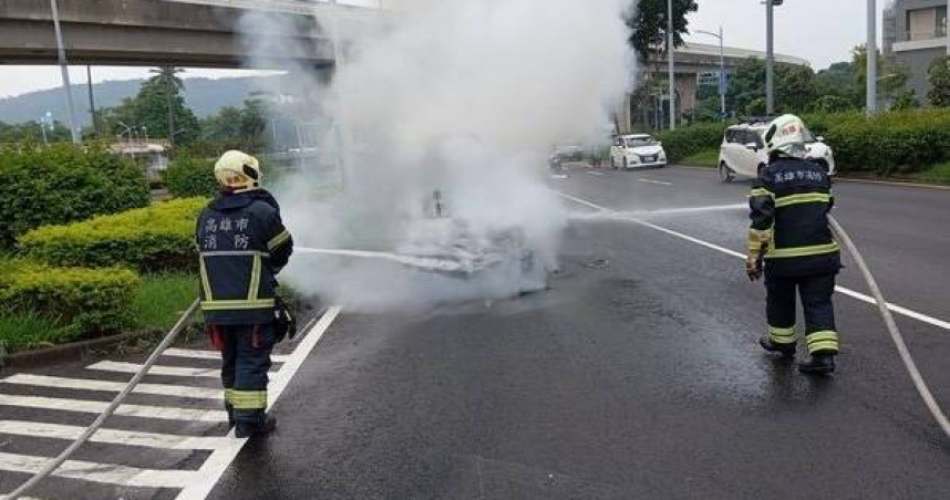 高雄MINI突冒火苗燒成廢鐵　車主驚魂脫險茫然站路邊