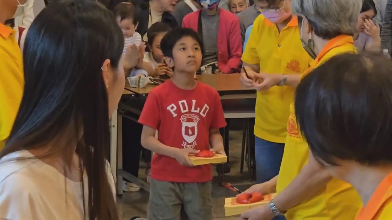 五甲關帝廟元宵擲筊！國小童連擲8聖杯贏回休旅車