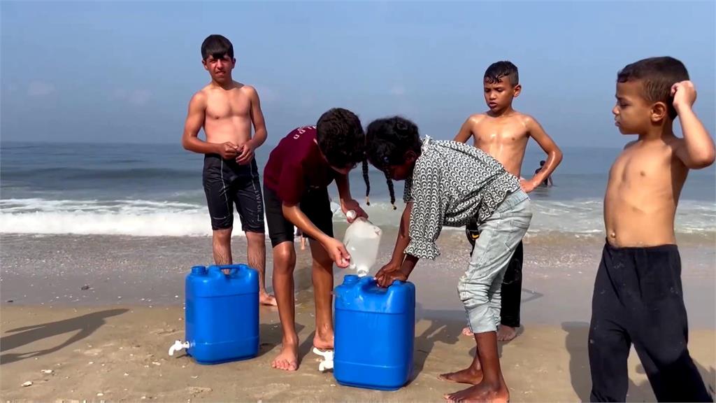 以哈激戰「斷水斷電斷燃料」　加薩居民被迫用海水洗澡