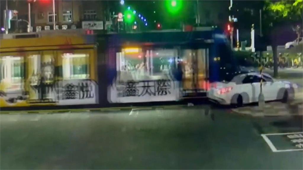 影/驚悚！　高雄輕軌又爆擦撞　整輛汽車被推上軌道