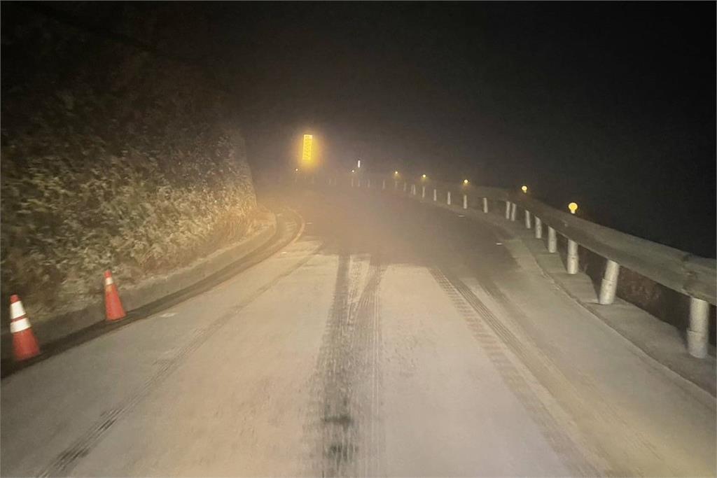 快新聞／下雪了！合歡山晚間開始降雪　車輛「掛雪鍊」才放行