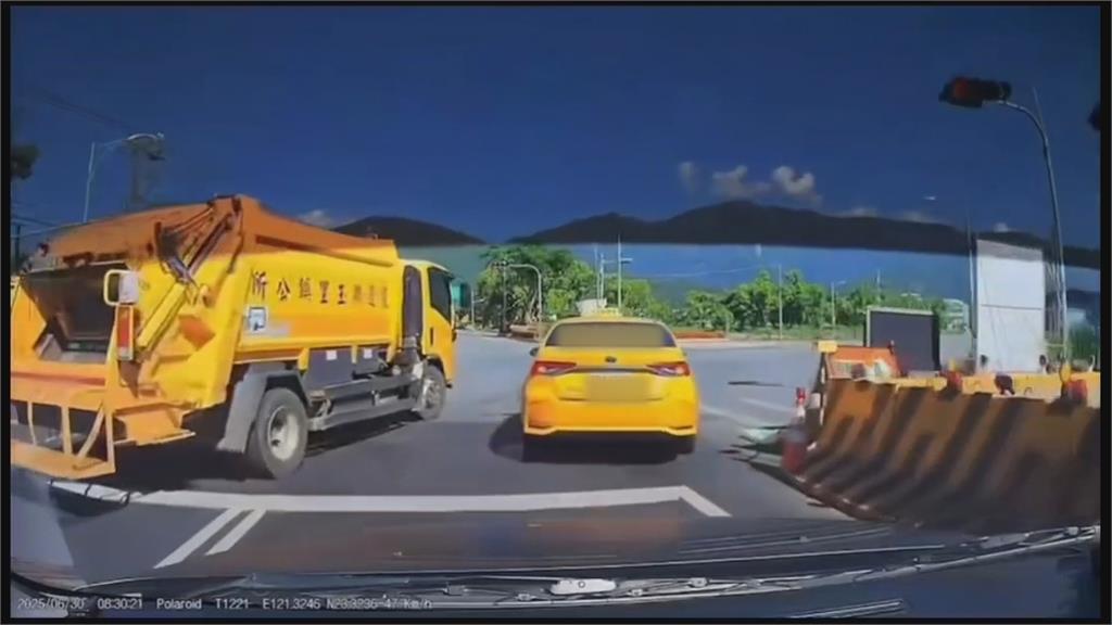 清潔車違規右轉險釀車禍　按喇叭又飆罵直行計程車