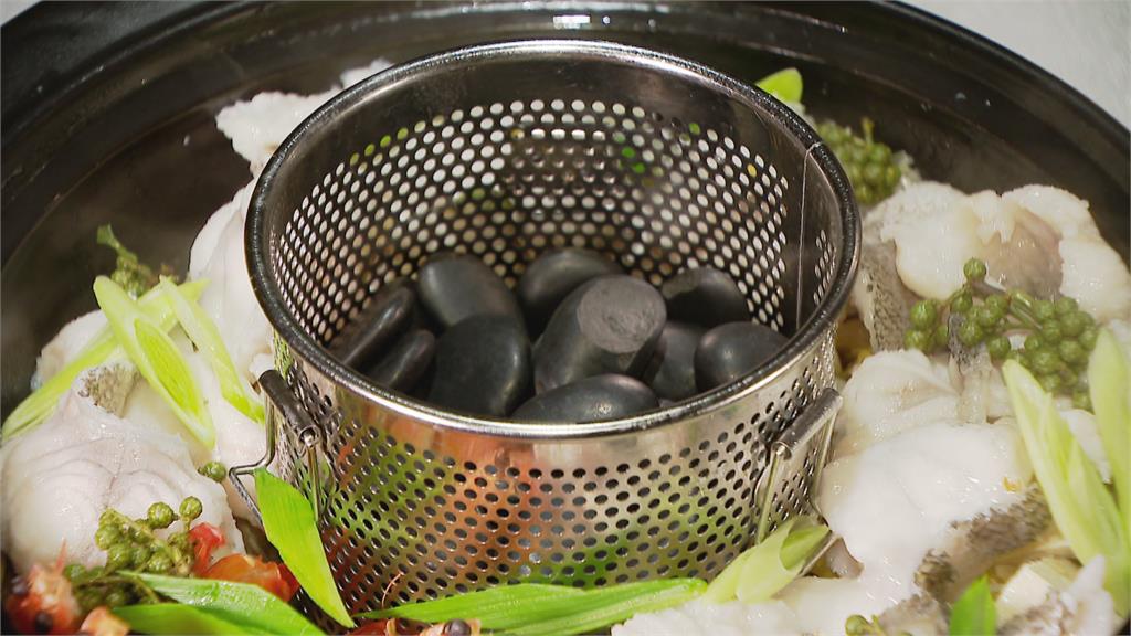 改良版酸湯魚「酸白菜取代酸菜」　高湯放進燒紅火山石蒸氣不斷