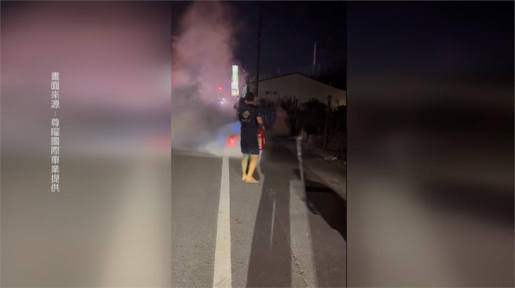 屏東火燒車！疑改裝電動自行車起火　熱心民眾拿滅火器滅火