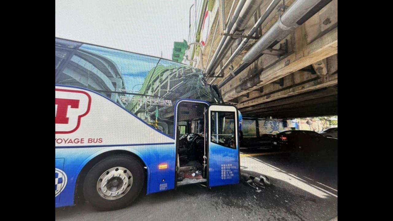 北市觀光巴士「被開罐頭」　車頂卡成功橋　排水管險砸騎士