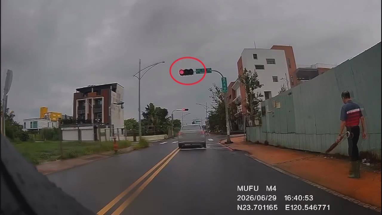 雲林無視紅燈直闖路口！　轎車猛撞微型電動車　騎士神級滑壘