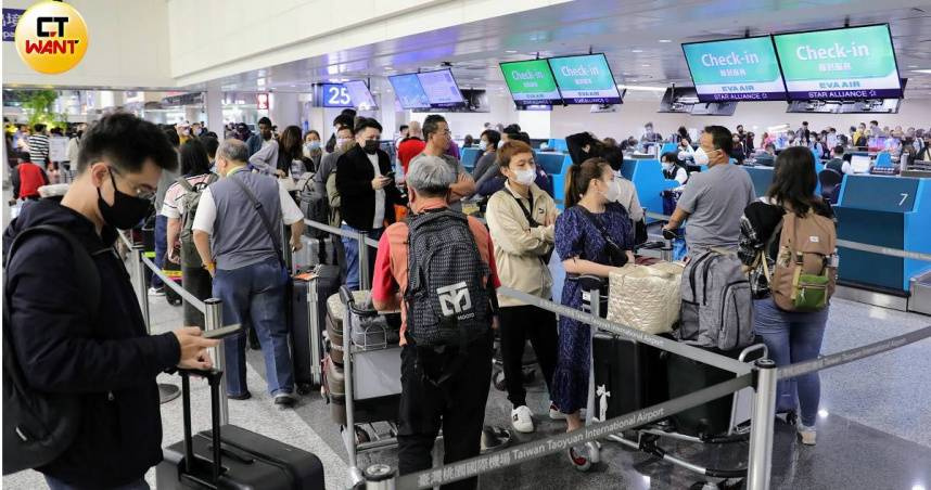 連假還沒到桃機先爆滿！班機「大排長龍」　機長無奈廣播