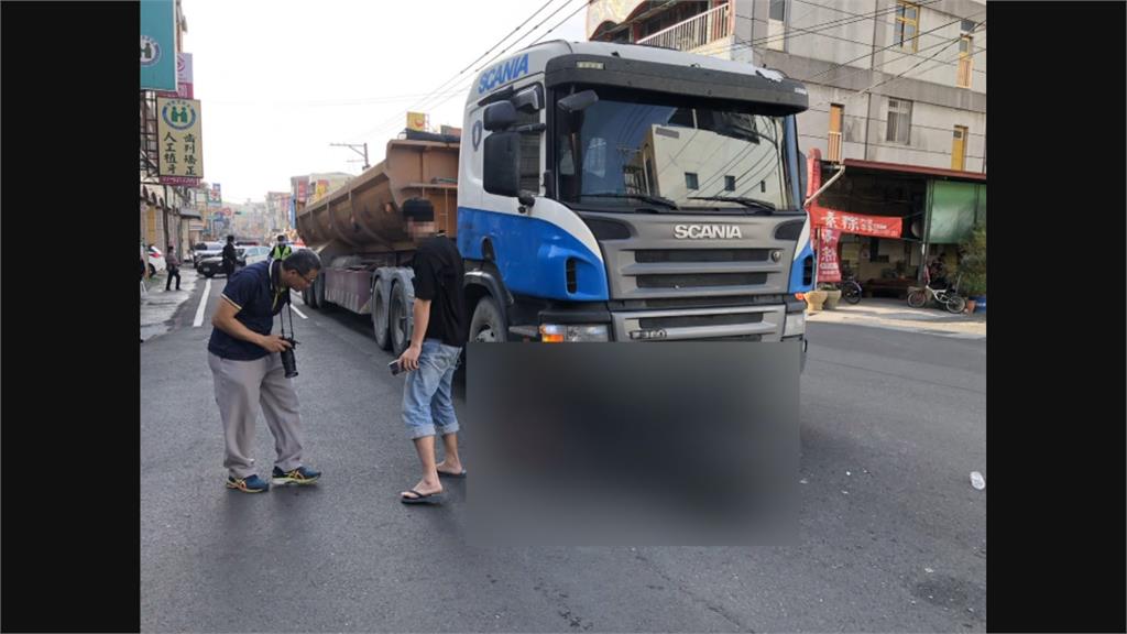 沒有紅綠燈的路口 砂石車右轉撞擊！七旬婦騎車遭輾斷魂 司機過失致死送辦