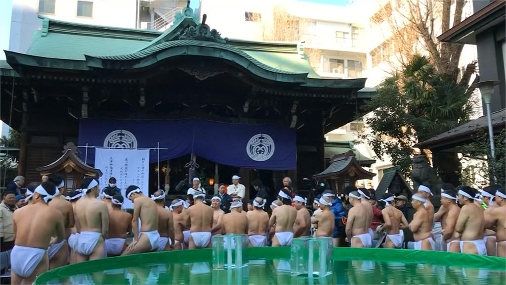 日本另類祈福！信徒不畏寒進行「冰浴儀式」