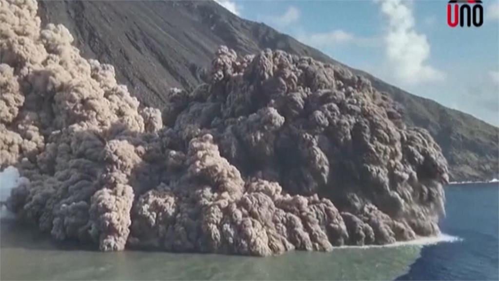 義大利火山噴發熔岩流灌入海中　遊客搭船搶看奇觀