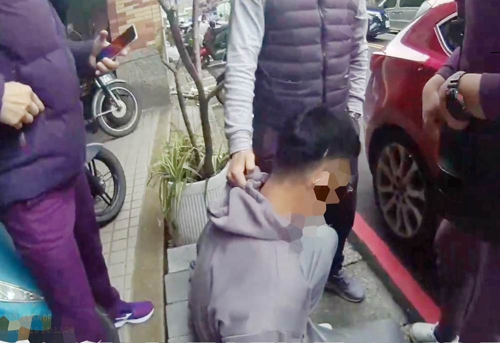 Uber司機淪詐騙車手　躲車內面交遭警強拖下車制伏