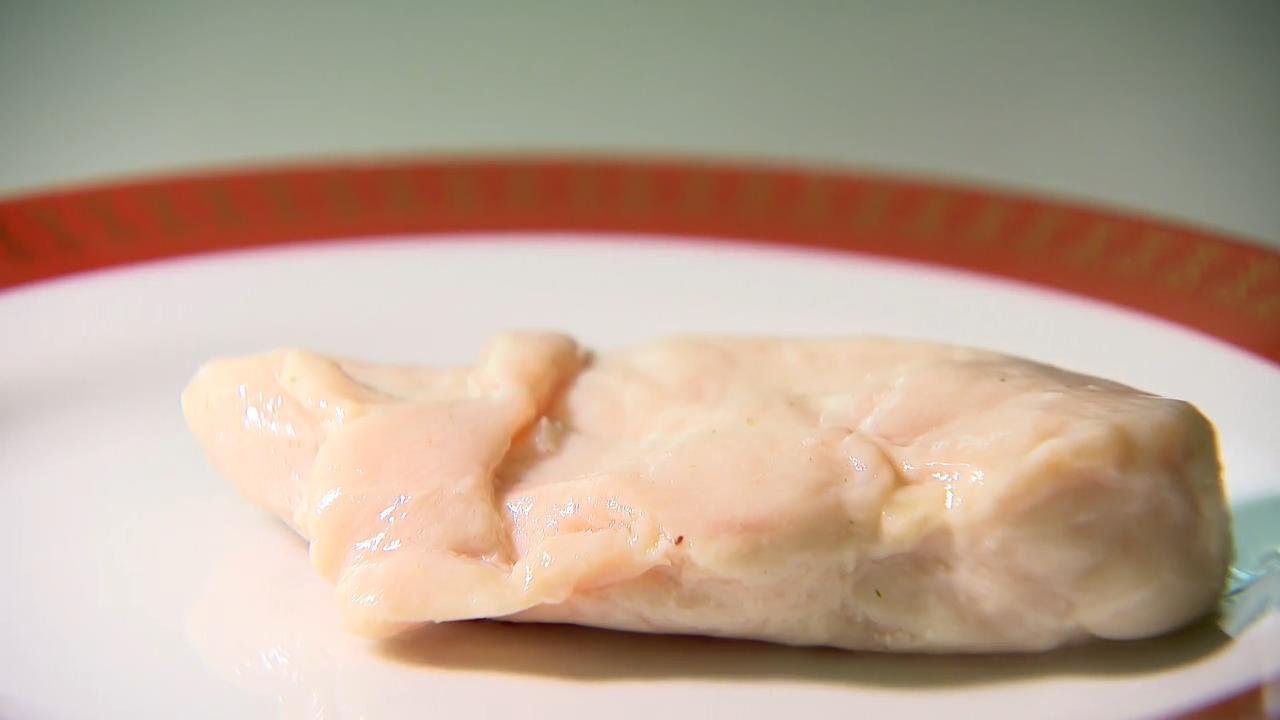 雞胸肉「一煮柴到爆」太難咬！專家揭秘訣「加這1超俗小物」：餐廳常用