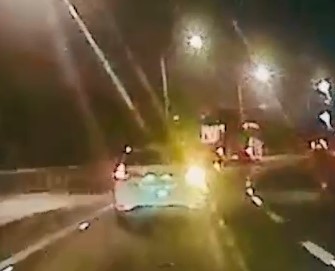 雪隧驚魂／女駕駛遇「逼車狂魔」　緊貼車尾叭不停、狂閃燈