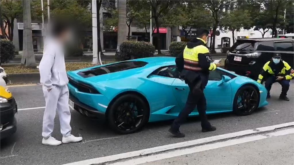 這下慘了! 小黃撞小牛 運將忘拉手剎車撞上