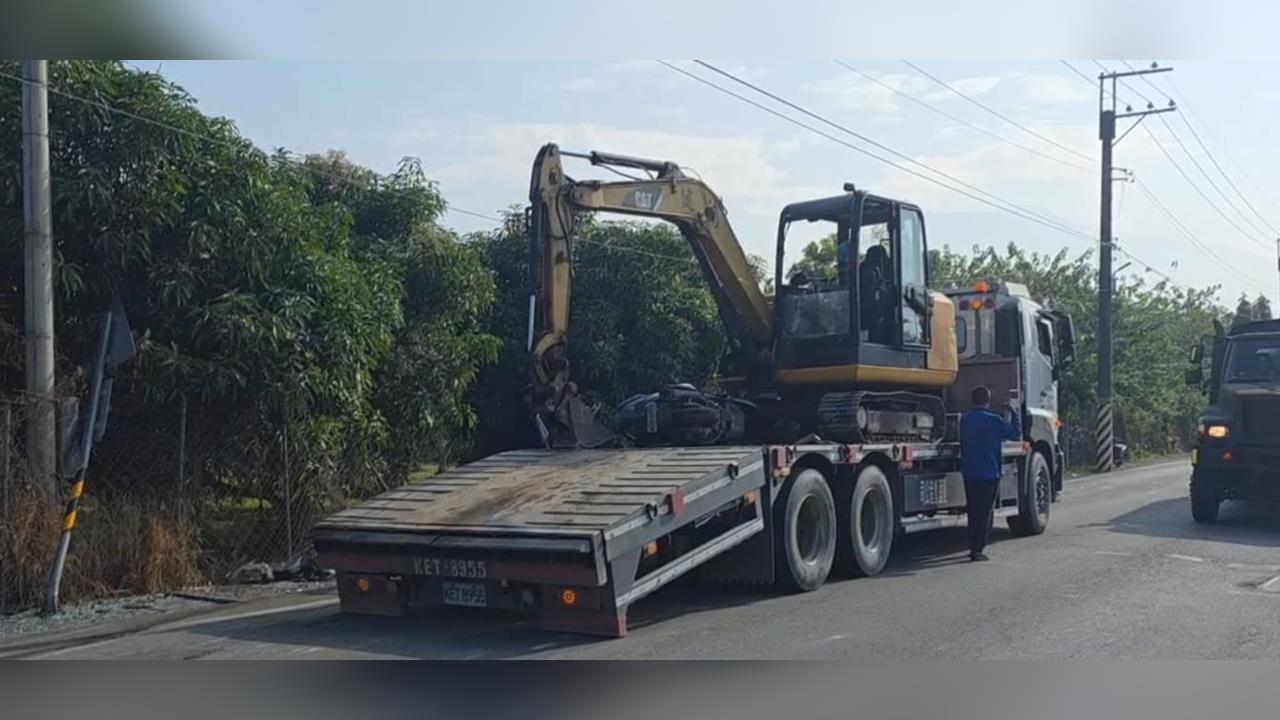 快新聞/怪手掉落砸騎士!屏東萬巒嚴重車禍 男子送醫前已無生命跡象