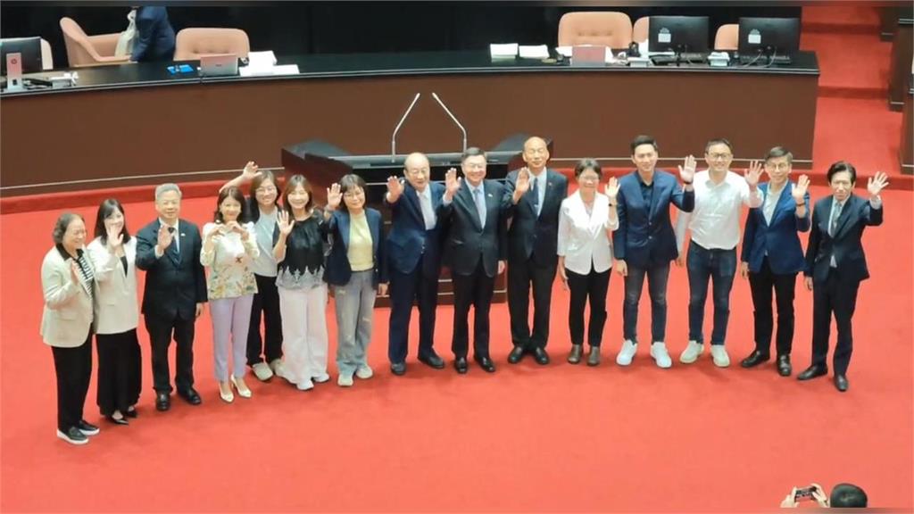 快新聞／史上最長會期結束！卓榮泰向韓國瑜、立委握手致意　議場合照畫面曝