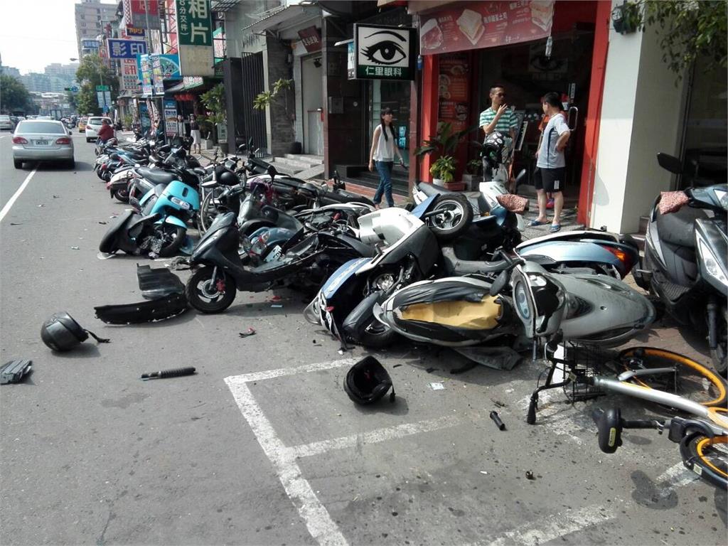快訊／疑似暴衝！78歲婦開車衝撞釀一死一傷