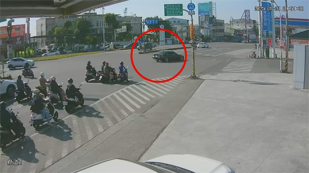 轎車高速甩尾撞加油站　駕駛加速逃逸民眾疑酒駕