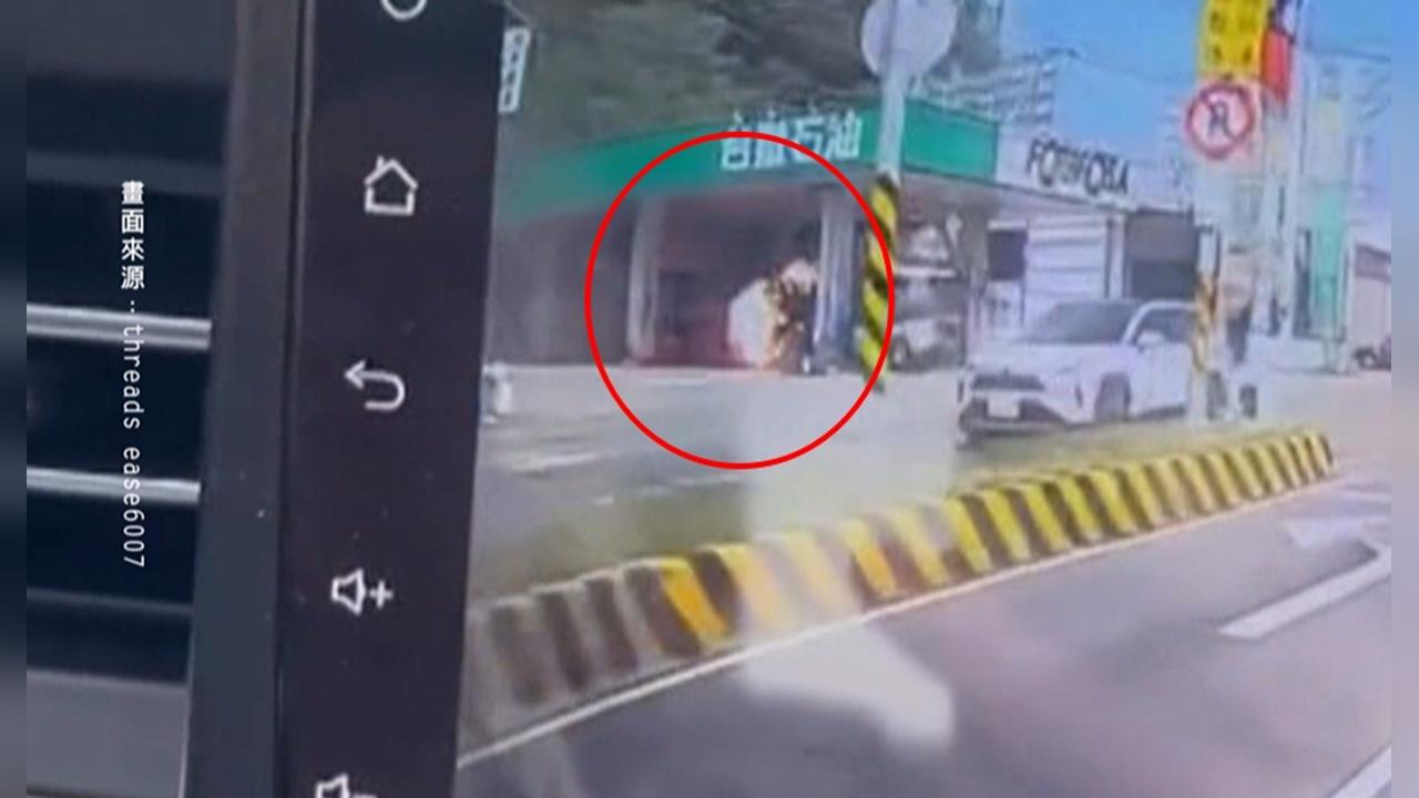 轎車直撞加油站成「烈火飛車」！　驚悚畫面曝光