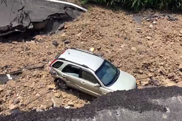 休旅車不顧管制硬闖 摔落邊坡2人骨折