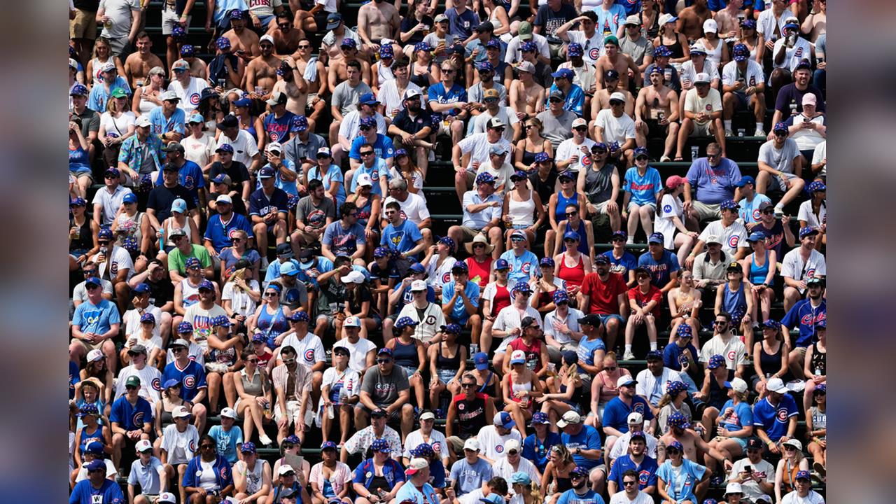 MLB(影)／年輕球迷奏國歌時不起立被巴頭提醒！到底對不對網路上引發熱議