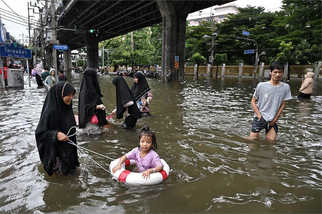 曼谷暴雨成災！5.2萬戶泡水4900人撤離　災民驚喊「比2011大洪水還慘」