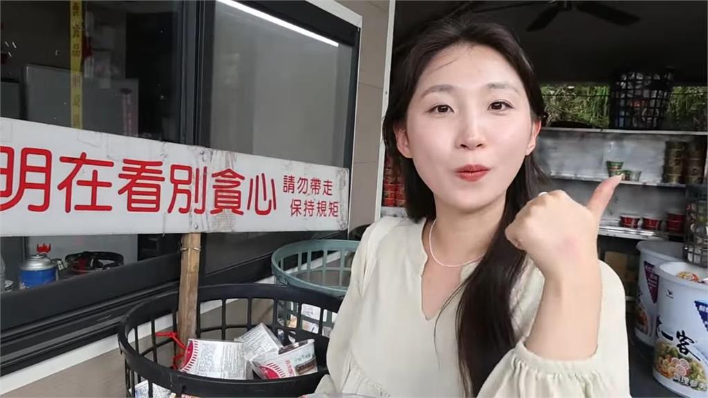 通通免費吃！韓妞參拜南投「泡麵土地公廟」超興奮　甜問：可以吃兩碗嗎