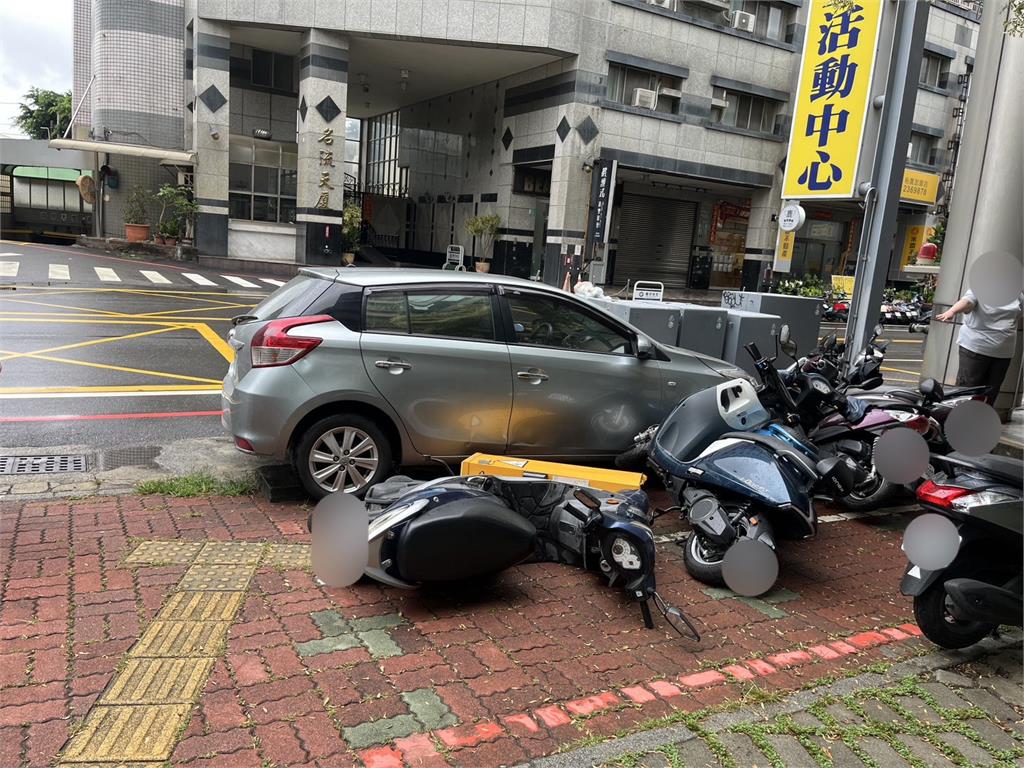 台南69歲駕駛誤踩油門　暴衝撞斷柵欄、8台機車