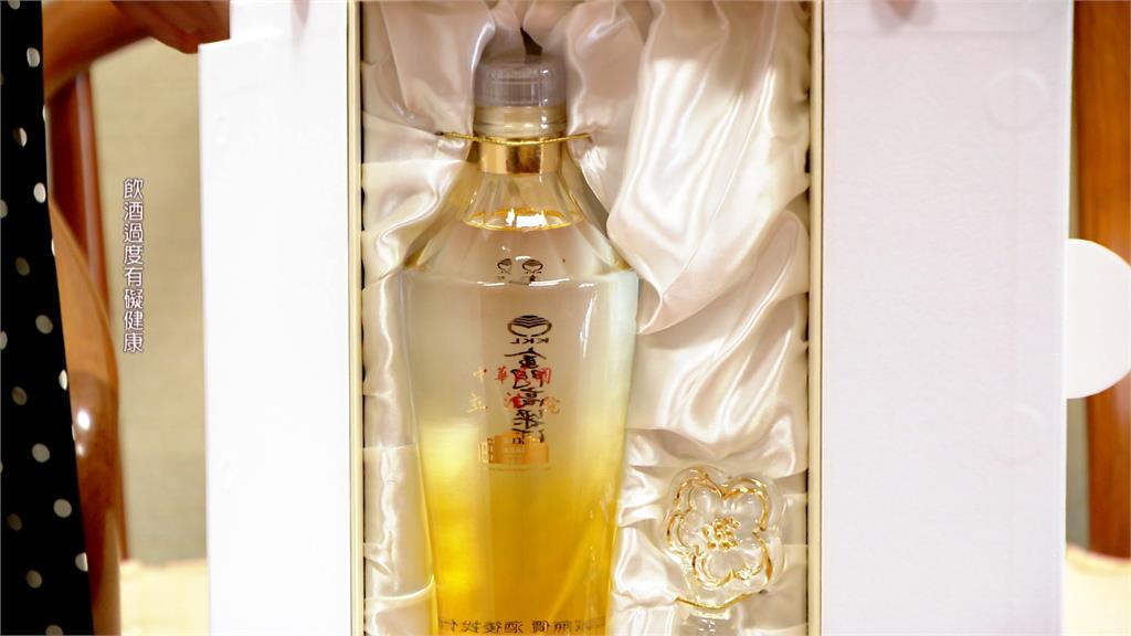 新版立院紀念酒亮相！　玻璃瓶搭配梅花主視覺超搶眼