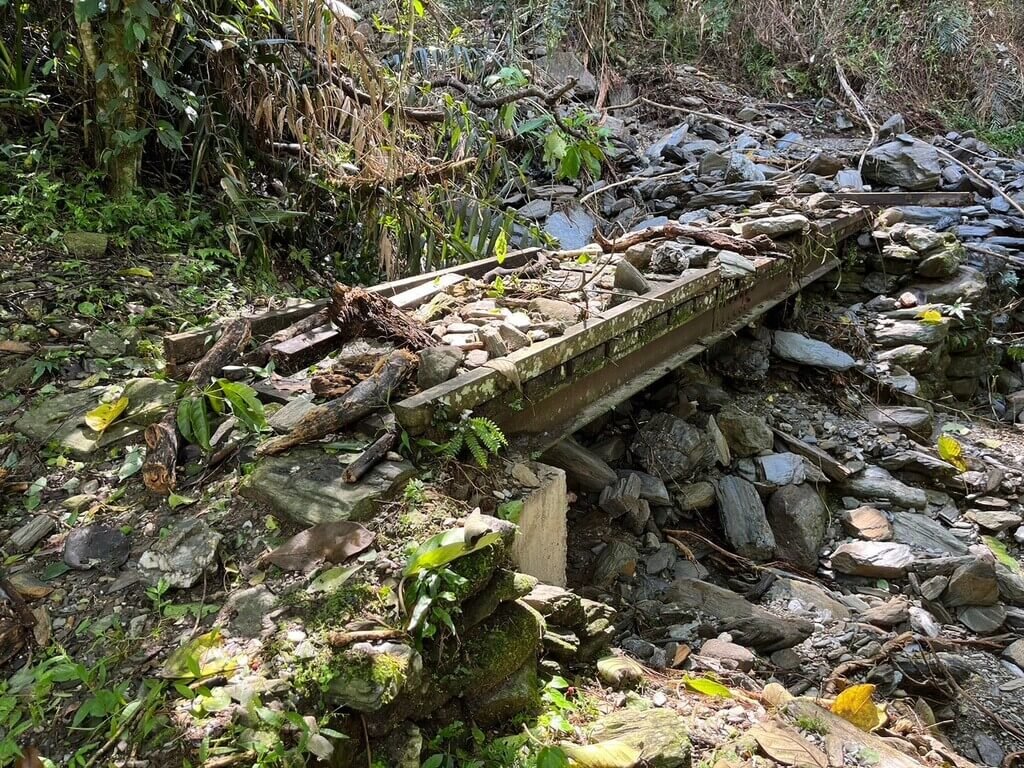 修復八通關越道路鹿鳴吊橋路段　培訓族人手作步道
