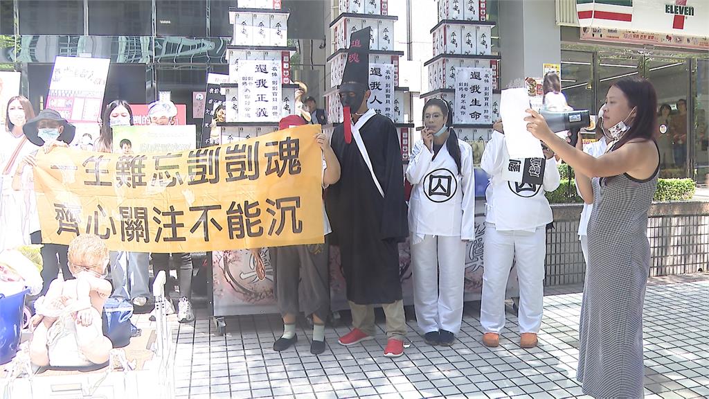 兒福聯盟總部出現「罐頭塔」　聲援剴剴團體怒轟：社工得重判