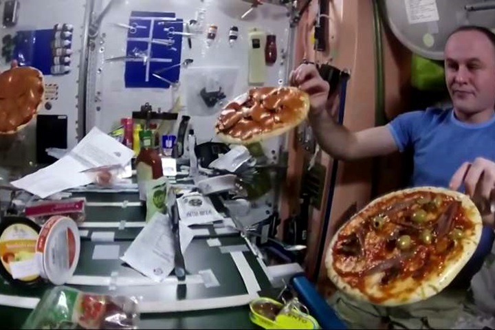 好想吃披薩！太空人挑戰外太空做披薩