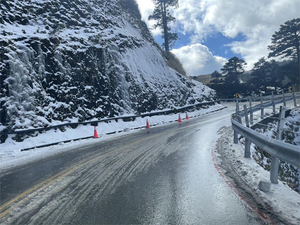快新聞／用路人注意！合歡山路段有結冰機率　台14甲翠峰至大禹嶺18時起預警封閉