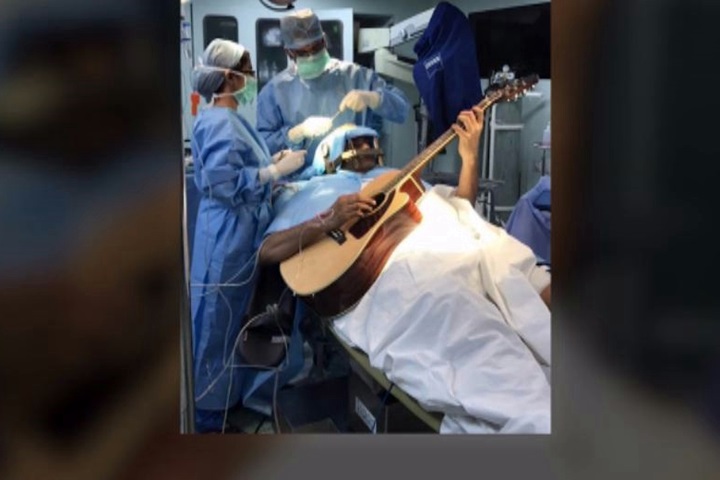 這演奏家好奇特 邊動腦手術邊彈吉他