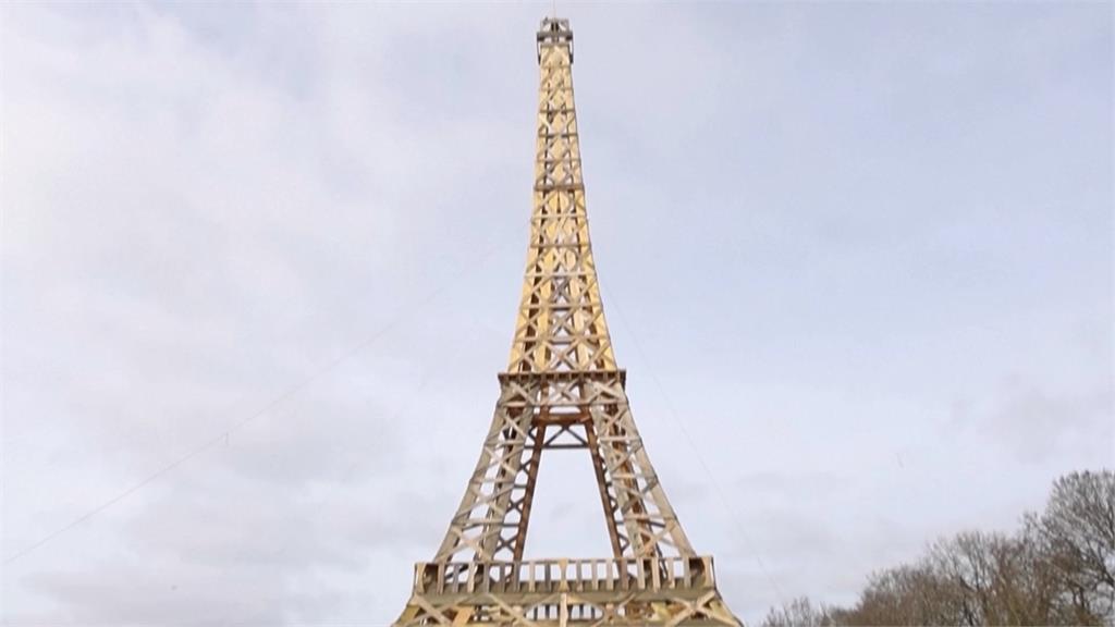 回收木材大變身　木造「艾菲爾鐵塔」高達16公尺