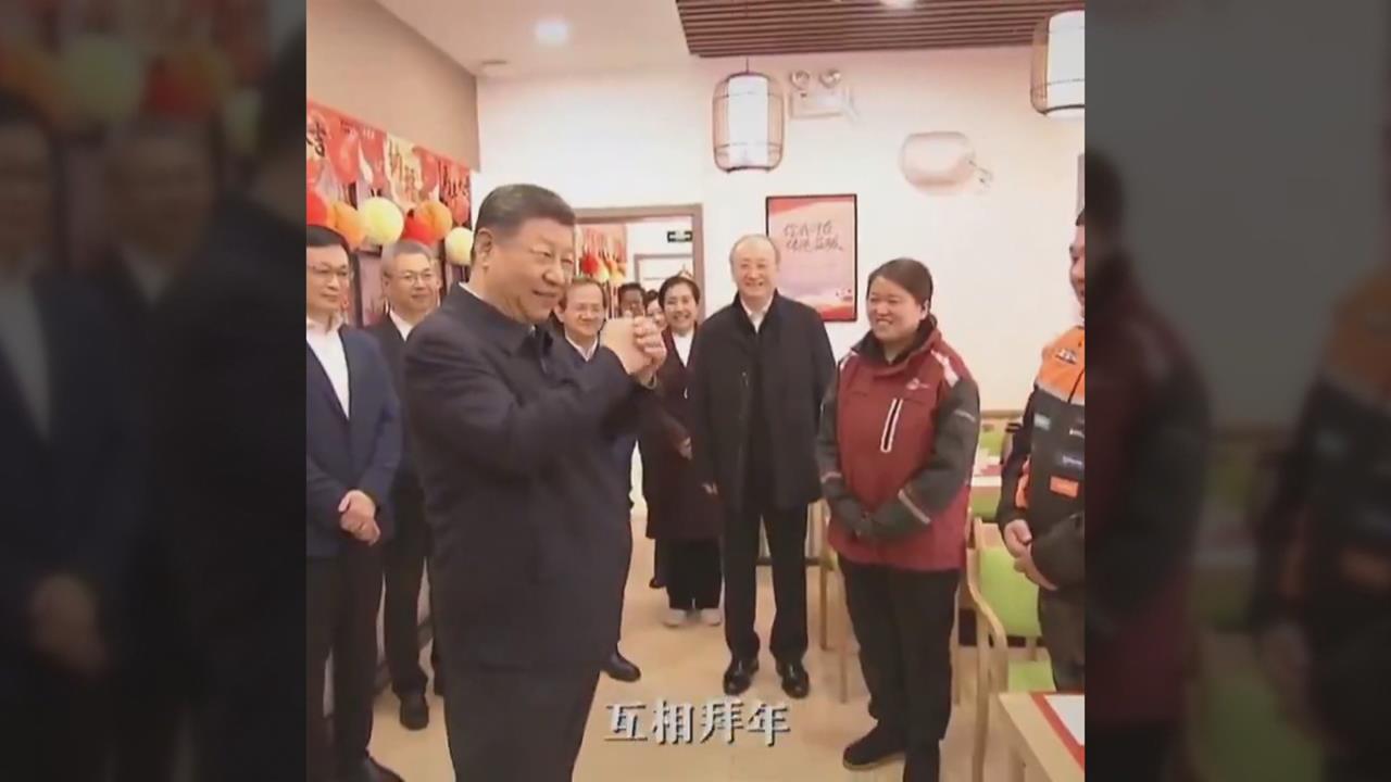 習近平冷看基層違法工時 八駿圖諷中國百姓做「牛馬」