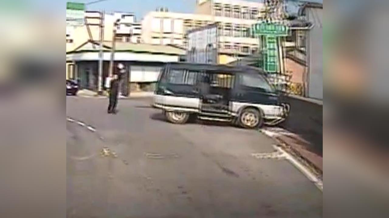 廂型車擦撞兩車再猛撞號誌桿　苗栗7旬夫妻1死1重傷