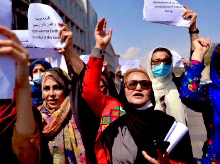 說好的保障女權？阿富汗女性上街遊行　塔利班竟「開槍」強行中止