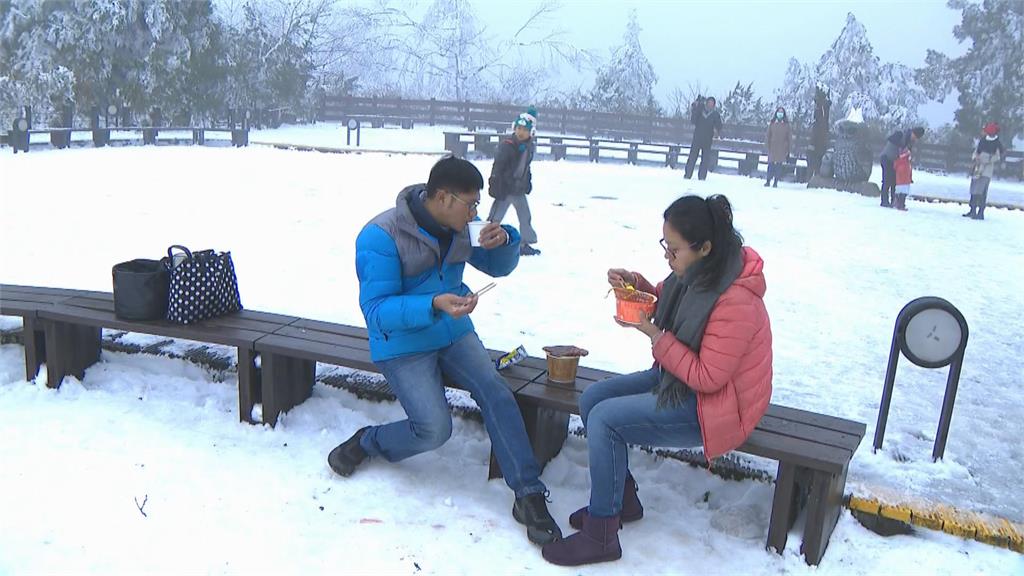 快新聞／下雪急凍熱食超夯！ 太平山莊3天賣破千碗泡麵 民眾笑喊「上來就為了這一碗」