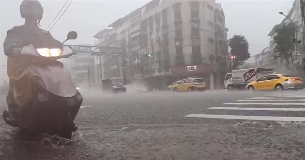 快新聞／強颱軒嵐諾滯留！   5縣市發布大雨特報「雨彈狂炸」