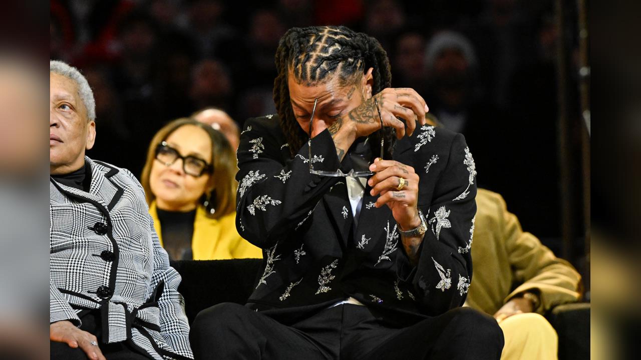 NBA(影)/公牛1號球衣在主場退休和「喬神」並列!「飆風玫瑰」情緒激動頻頻拭淚