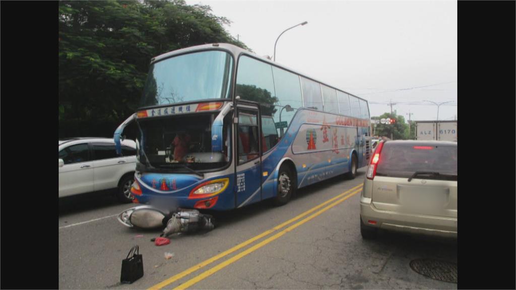 雙黃線迴轉丟命？遊覽車撞機車女騎士捲車底送醫不治