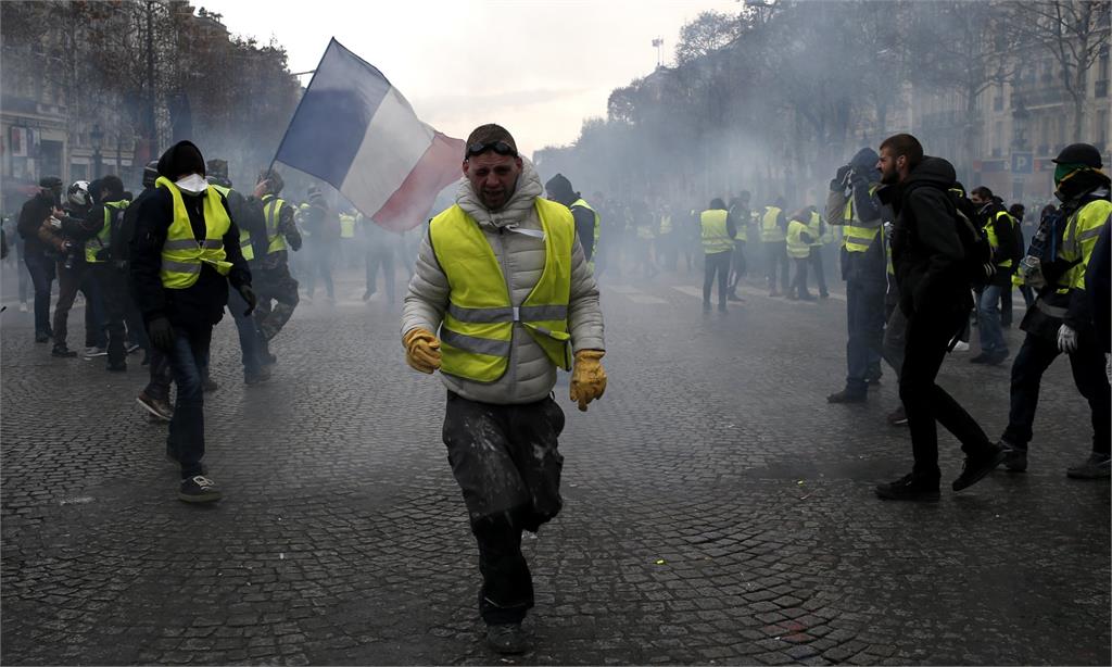 巴黎週末示威爆衝突 警方向黃背心群眾發射催淚彈
