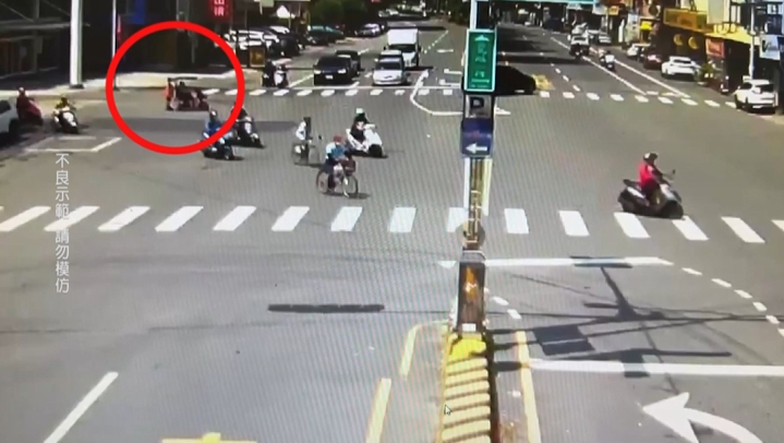 搭順風車？　直排輪搭阿公代步車橫越馬路恐挨罰