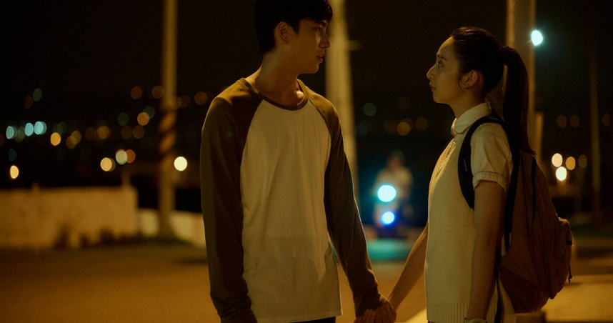 曾敬驊散步偷牽李沐　曖昧拉扯狂噴粉紅泡泡