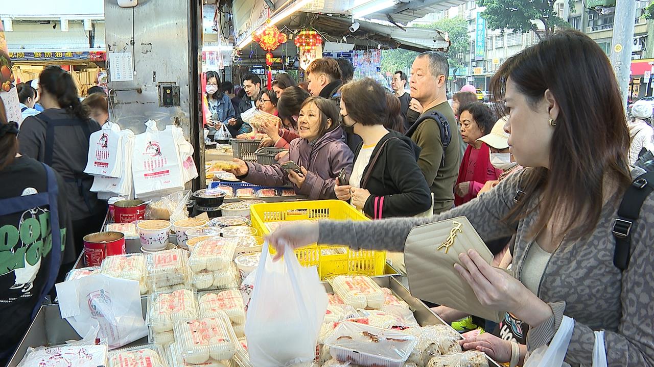 除夕夜圍爐團圓夜！北市東門市場湧人潮