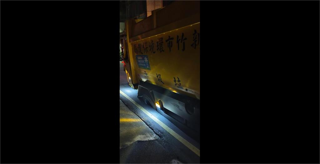 快新聞／新竹馬路突然塌陷！垃圾車輪胎慘遭吞噬　市府回應了