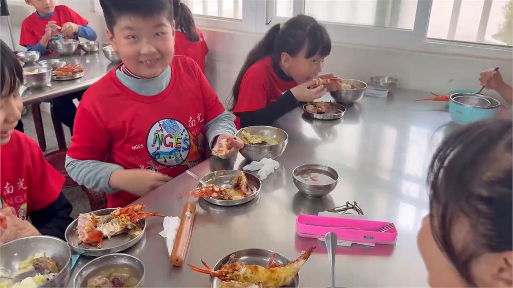 雲林四湖南光國小 校長慶祝兒童節請師生吃龍蝦大餐