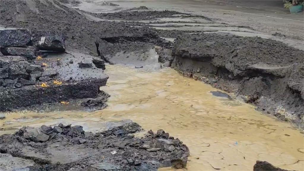 「你家爆炸！」清晨屏東新園南興路路面爆裂　疑水管加壓測試接頭脫落釀禍