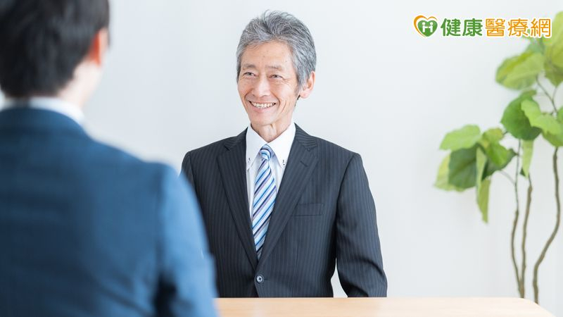 退休文章越看越焦慮?50歲後轉職別只信網路 真正關鍵在身邊